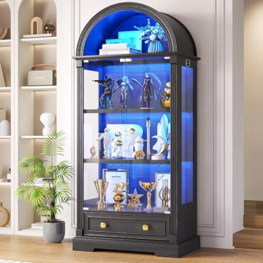 Glass Cabinet Display - リビングの展示用として最適な、ガラス扉付きの飾り棚。木目調の仕上げ、暖白色の照明、人感センサー付き、4段階で高さ調節可能な棚。