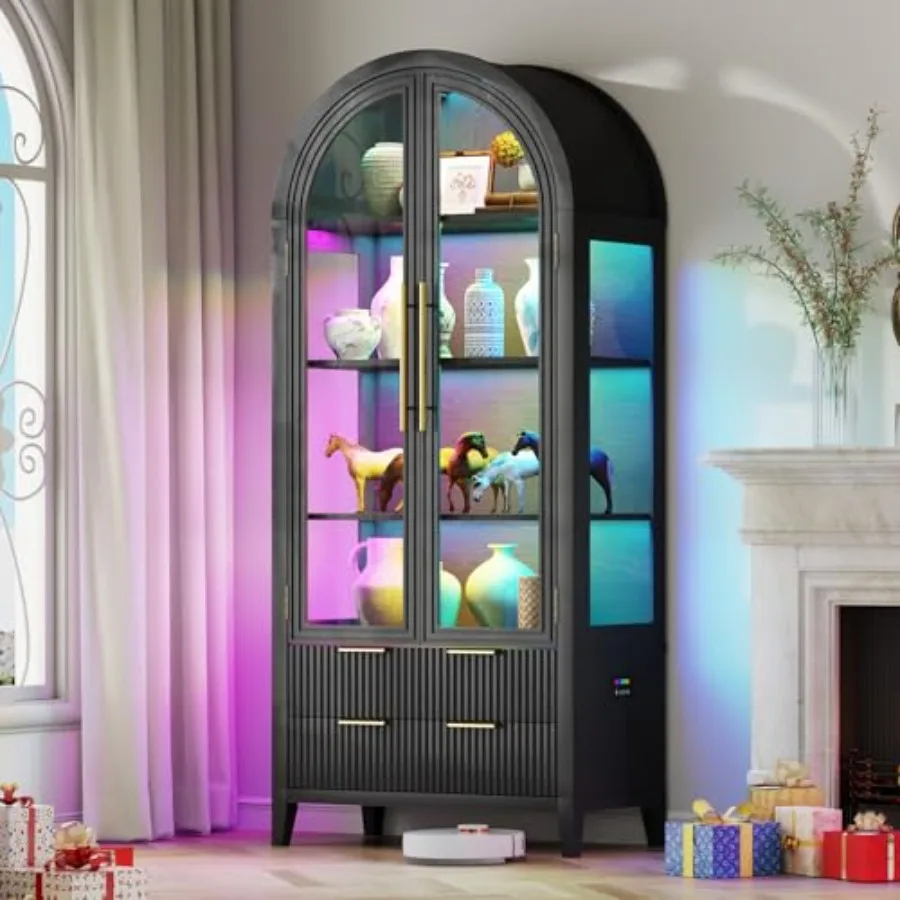 Glass Cabinet Display - コレクション品を展示するための、アーチ型のショーケース。ガラス扉とRGBライトを搭載。木製仕上げで、色は白。棚の高さは調整可能。